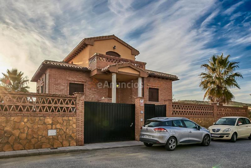 Adosado en venta en  Otura