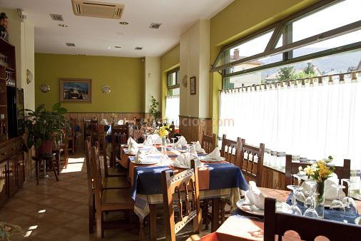 Se vende local (antiguo bar restaurante)