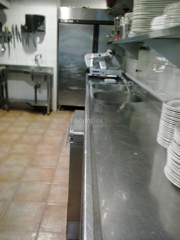 Se vende local (antiguo bar restaurante)