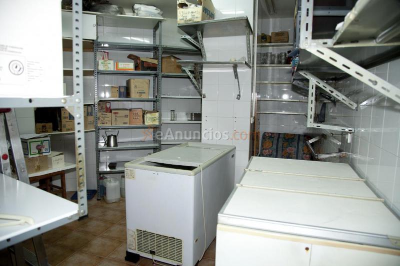 Se vende local (antiguo bar restaurante)