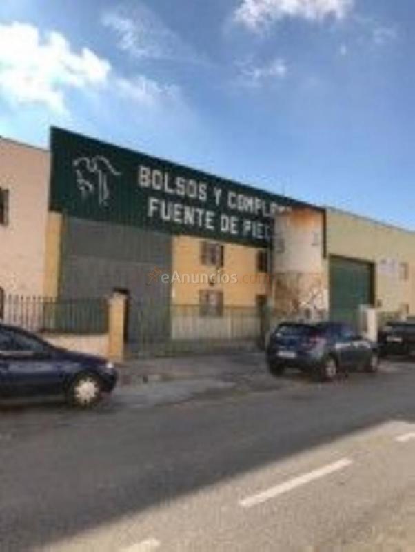 Edificio en venta en  Clara campoamor, Fuente de Piedra