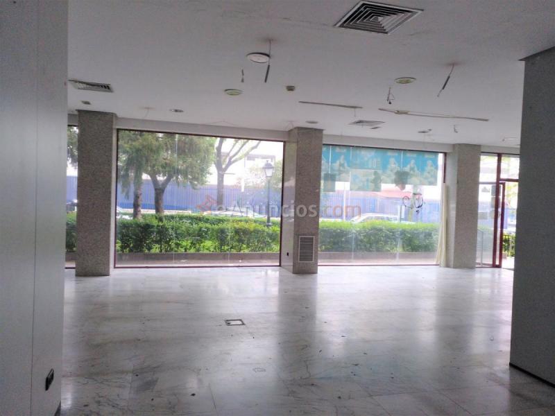 Local Comercial en venta en  Ciudad Lineal, Madrid
