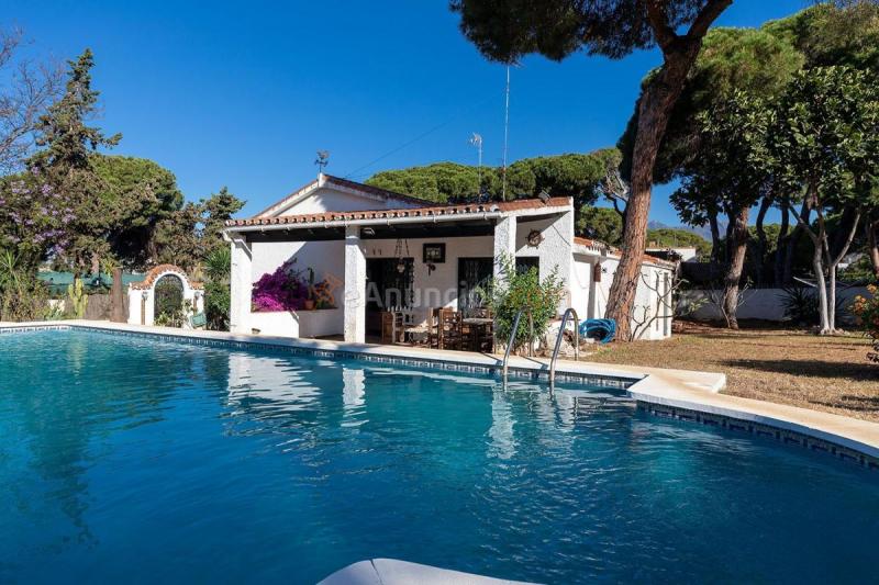 Adosado en venta en  Las Chapas-El Rosario, Marbella