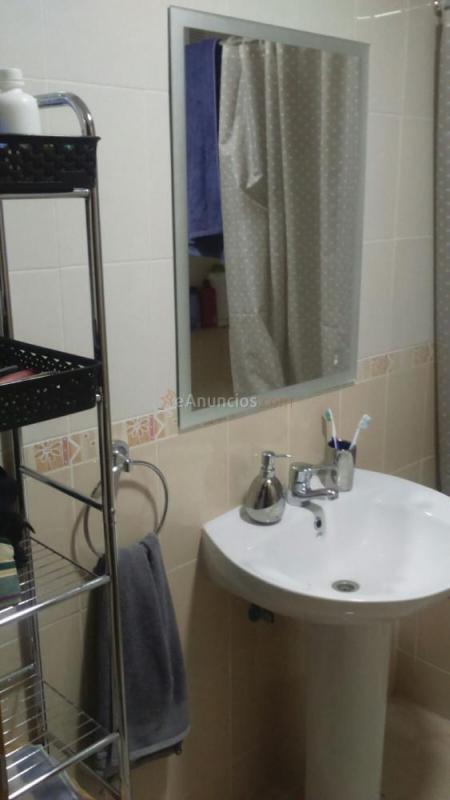 Alquilo dormitorio amplio con baño en Sabinillas