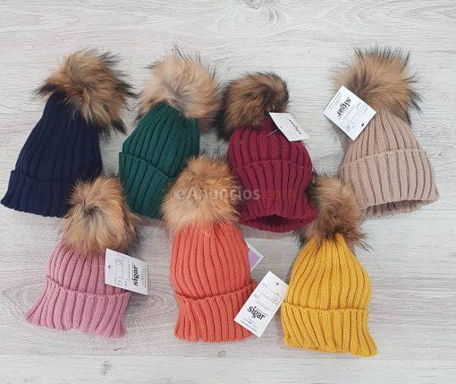 A GORRO PUNTO CANALE POMPON PELO NATURAL SIGAR P130245