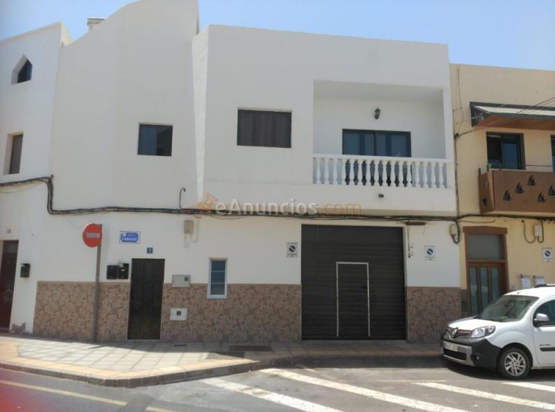 Vendo casa en arrecife de dos pisos.