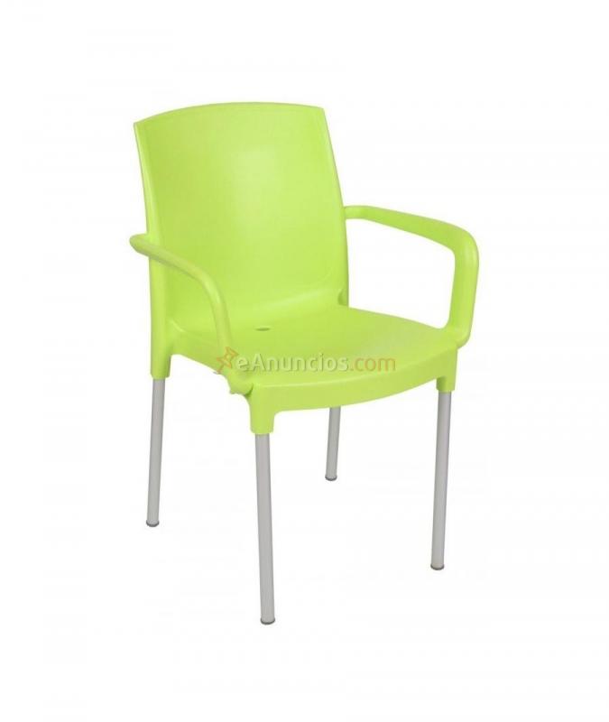 Sillón de aluminio y resina clara