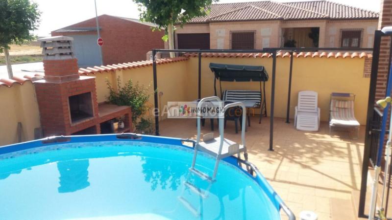 Adosado en venta en  Novés