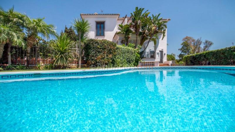 Adosado en venta en  Las Chapas-El Rosario, Marbella