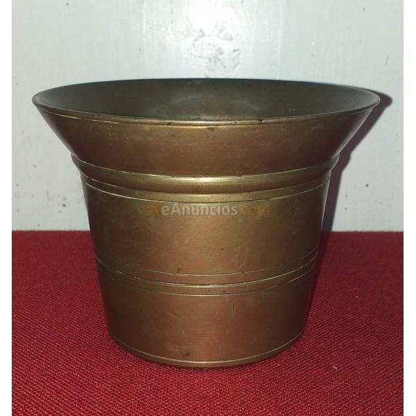 Antiguo mortero de bronce 