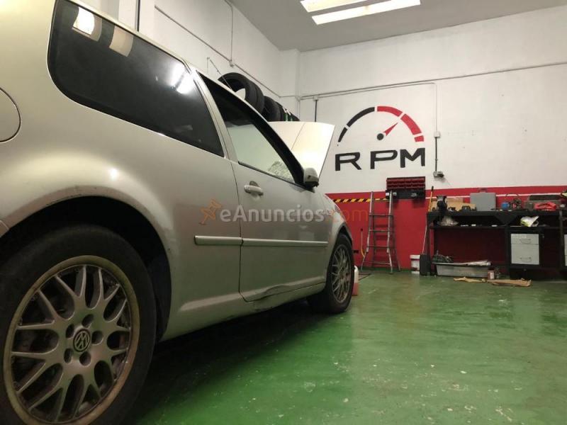 Se pintan logotipos de empresas y negocios en fachadas,