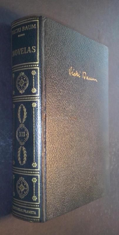 Novelas. Tomo III: Tienda central. Entreacto. El último día. El papagayo. Jap y los grandes almacenes. Marion. El lago de las damas. El sol juega con la lluvia. Un alto en el baile
