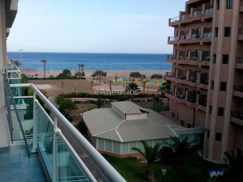 Alquilo apartamento en primera linea de playa.