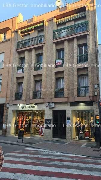 Local comercial junto al ayuntamiento.