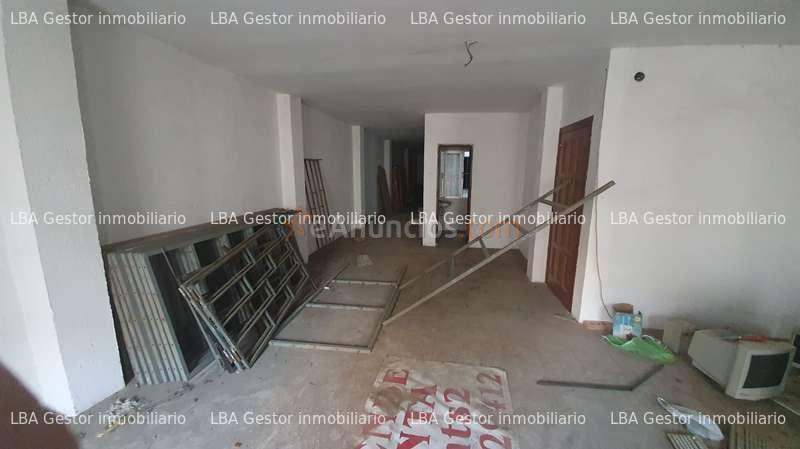 Local comercial junto al ayuntamiento.