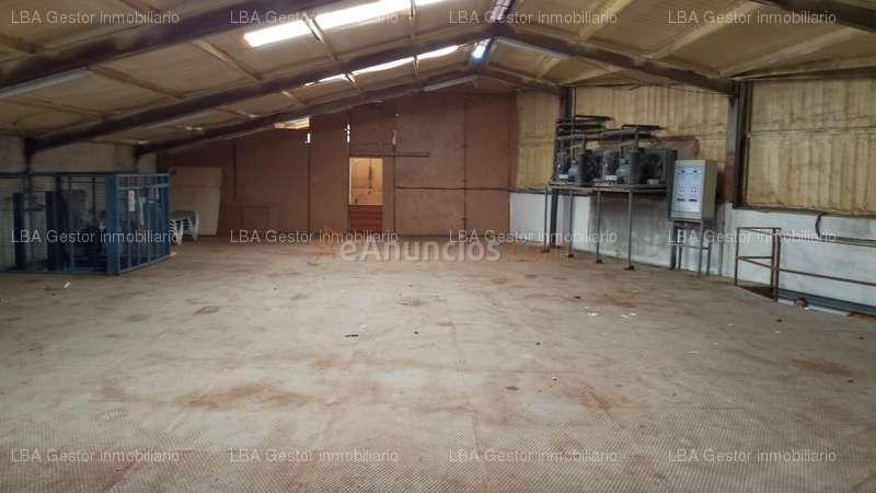 NAVE INDUSTRIAL EN ESQUINA CON CÁMARAS DE CONGELACIÓN DENTRO DE LA TRAMA URBANA