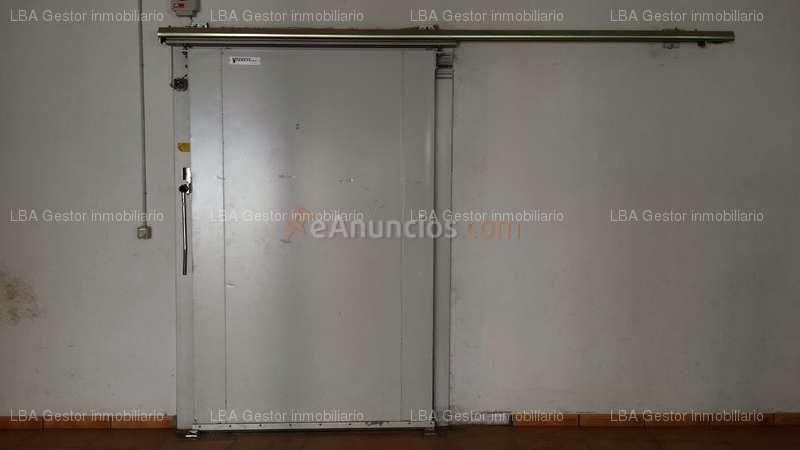 NAVE INDUSTRIAL EN ESQUINA CON CÁMARAS DE CONGELACIÓN DENTRO DE LA TRAMA URBANA