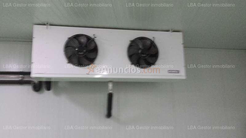 NAVE INDUSTRIAL EN ESQUINA CON CÁMARAS DE CONGELACIÓN DENTRO DE LA TRAMA URBANA