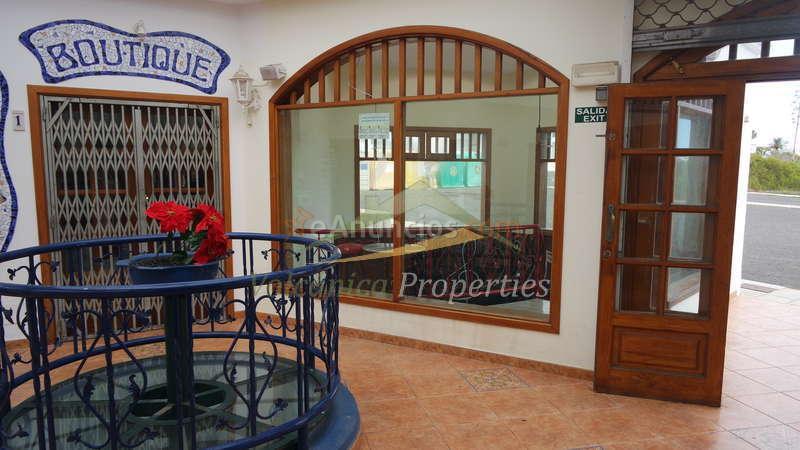 Centro Comercial en Charco Del Palo