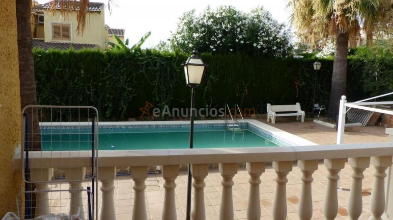 Adosado en venta en  Entrepinos, L'Eliana