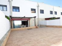 ESPECTACULAR CASA SEMINUEVA DE CINCO HABITACIONES CON TERRAZA EN VENTA EN EL PONT DE VILOMARA.