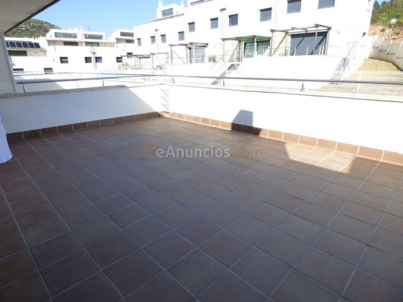 ESPECTACULAR CASA SEMINUEVA DE CINCO HABITACIONES CON TERRAZA EN VENTA EN EL PONT DE VILOMARA.