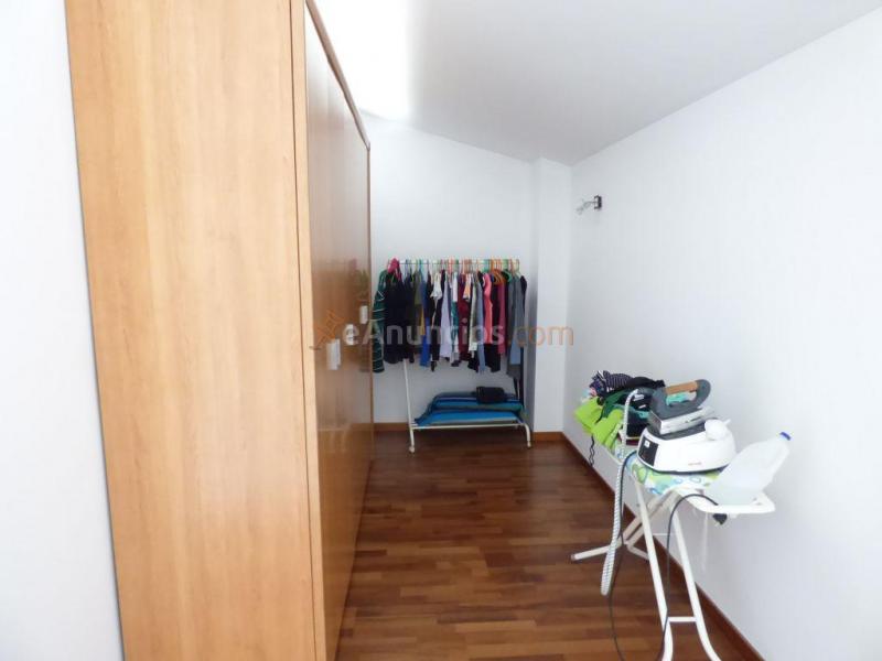 ESPECTACULAR CASA SEMINUEVA DE CINCO HABITACIONES CON TERRAZA EN VENTA EN EL PONT DE VILOMARA.