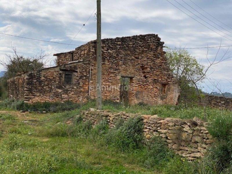 Finca a rehabilitar con agua y luz en entorno idílico
