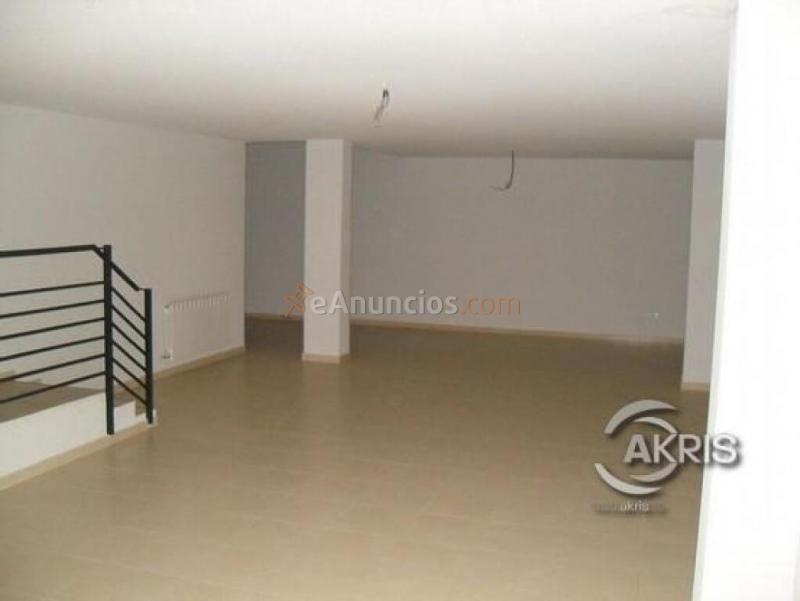 Local multiusos en venta en Olias
