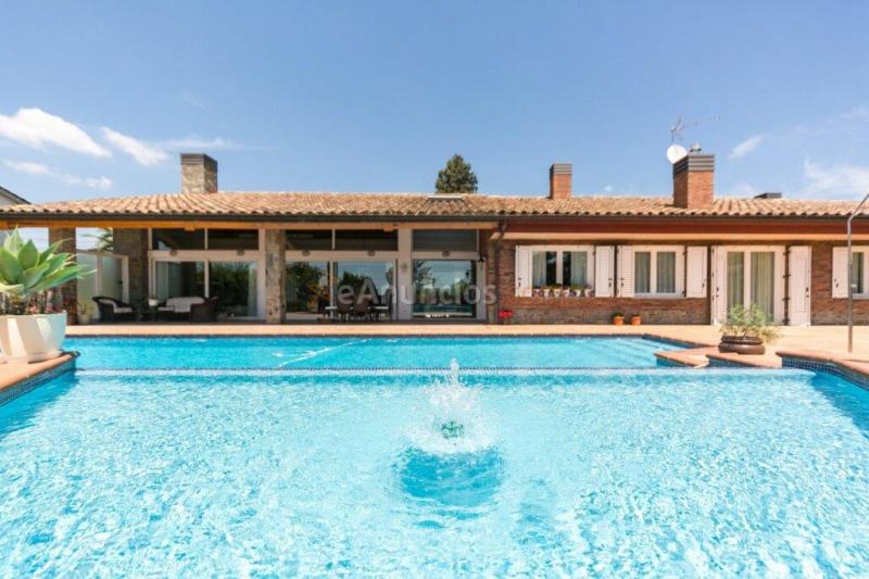 Espectacular casa de estilo rústico en una planta