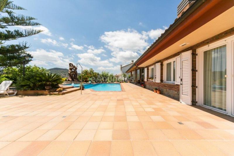 Espectacular casa de estilo rústico en una planta