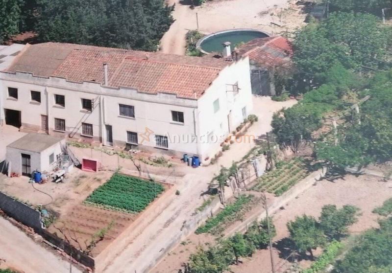 Finca con 3 casas a 500 metros del pueblo