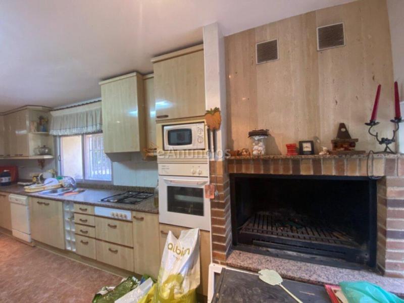 Finca con 3 casas a 500 metros del pueblo