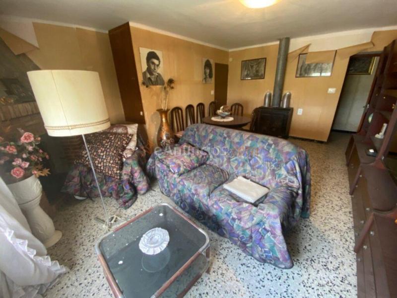 Finca con 3 casas a 500 metros del pueblo