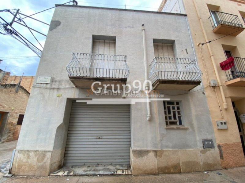 Casa esquinera en el centro de Remolins