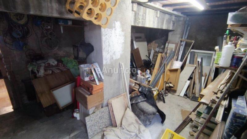 CASA DE TRES PLANTAS EN VENTA DE CUATRO HABITACIONES CON PATIO Y TERRAZA EN MANRESA.