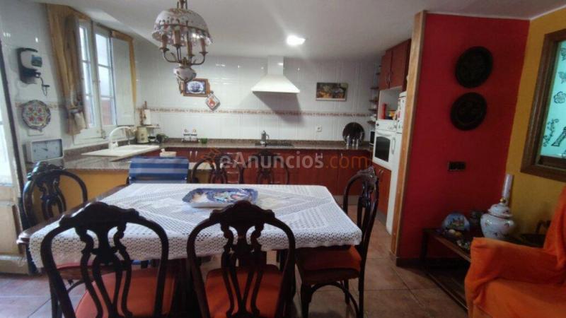 CASA DE TRES PLANTAS EN VENTA DE CUATRO HABITACIONES CON PATIO Y TERRAZA EN MANRESA.