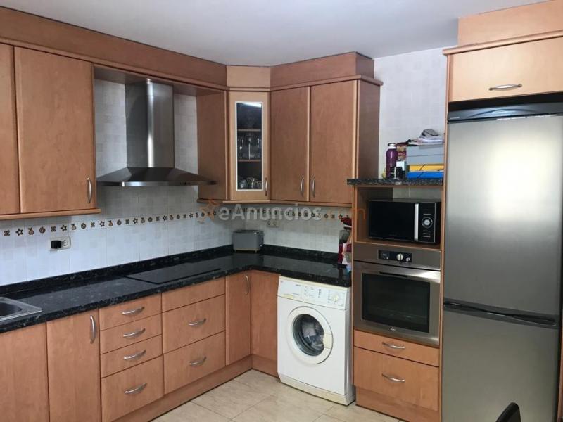 CASA SEMINUEVA DE TRES HABITACIONES Y DOS TERRAZAS A LA VENTA EN LA BARRIADA DE SANT PAU.