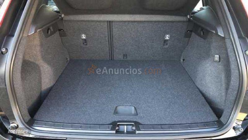 Volvo XC40 1.5 T2 MOMENTUM CORE 129 5P de 2021 con 1.001 Km por 30.000 EUR. en Malaga