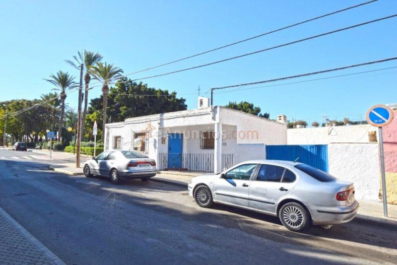 CASA PLANTA BAJA CON PATIO EN LAS NORIAS