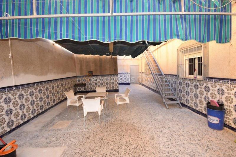 CASA DE PLANTA BAJA CON ORIENTACIÓN A DOS CALLES