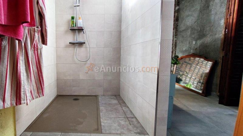 CASA DE TRES PLANTAS UNICA EN SU ESTILO EN VENTA EN EL CENTRO DE SANTPEDOR.