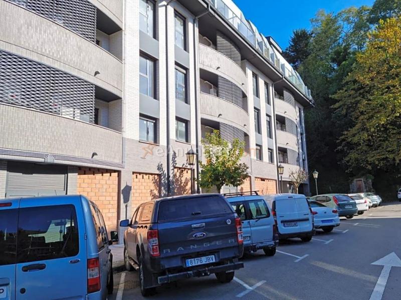 Gran local comercial en el centro de Colindres