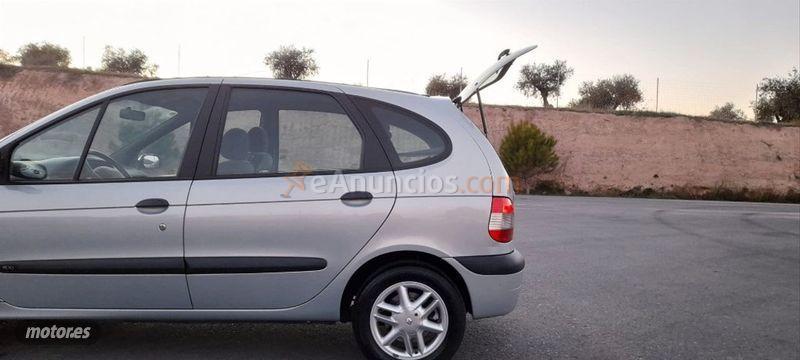 Renault Megane SCENIC PRIVILEGE 1.6 16V de 2001 con 201.003 Km por 1.750 EUR. en Madrid