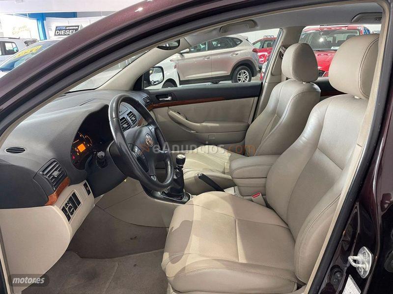 Toyota Avensis 2.2 D4D Executive Wagon de 2007 con 221.000 Km por 5.900 EUR. en Sevilla