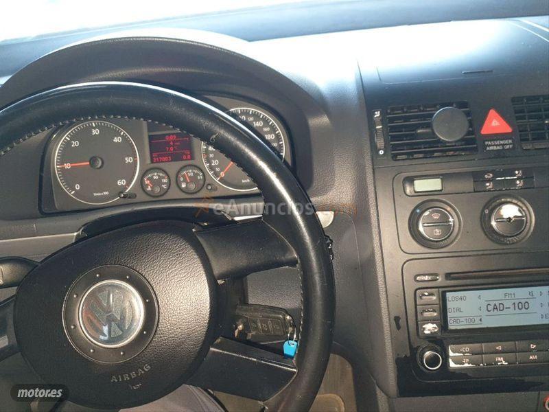 Volkswagen Touran 2.0 TDI TRENDLINE de 2004 con 317.000 Km por 3.900 EUR. en Leon