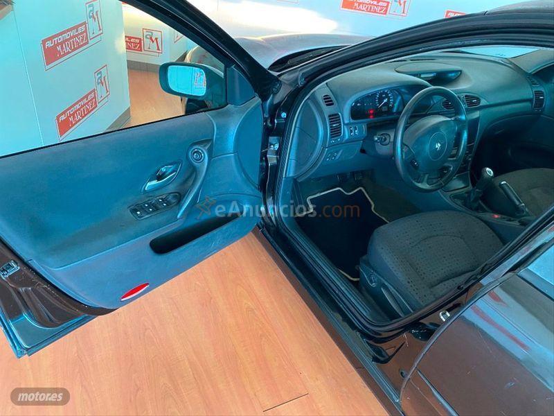 Renault Laguna Grand Tour Pack Expr. 1.9dCi 95CV E4 de 2005 con 278.000 Km por 1.500 EUR. en Sevilla