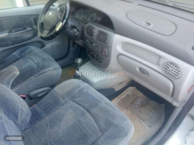 Renault Scenic CONFORT AUTHENTIQUE 1.5DCI80 de 2004 con 223.000 Km por 1.200 EUR. en Jaen