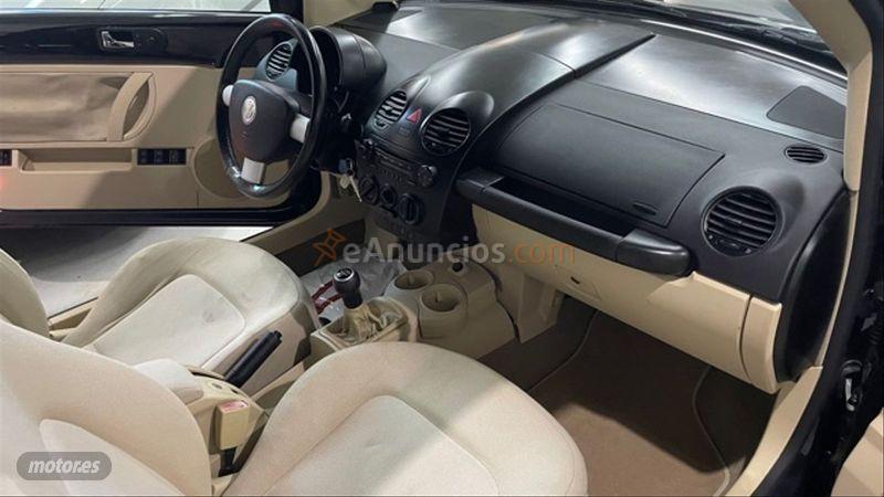 Volkswagen New Beetle 1.6 Cabriolet de 2005 con 102.320 Km por 6.995 EUR. en Barcelona