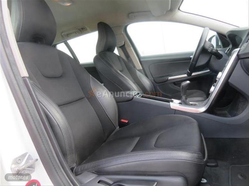 Volvo V 60 2.0 D3 Momentum de 2017 con 115.061 Km por 16.990 EUR. en Barcelona